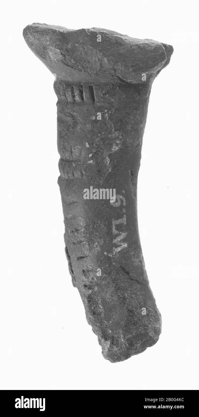 partie d'une bague de col en laiton, d'un côté avec encoches, fragment, métal, bronze, longueur: 5,5 cm, préhistoire -500 Banque D'Images