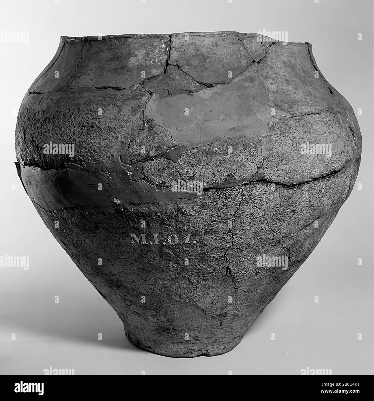 Grande urne grise en faïence avec large ventre et petit fond et ouverture plutôt large. Ancienne liaison instable et ajouts, écart dans l'abdomen, 1 plâtre desserré. Urne, poterie, h: 32,5 cm, diam: 35,5 cm, préhistoire -800 Banque D'Images