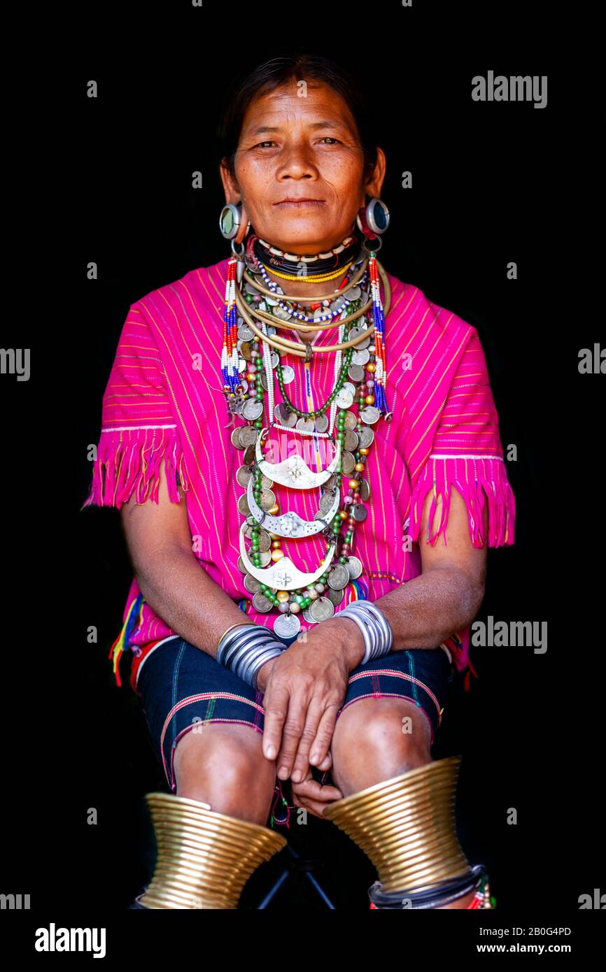 Portrait D'Une Femme Du Groupe Ethnique Kayaw, Village De Htay Kho, Loikaw, Myanmar. Banque D'Images