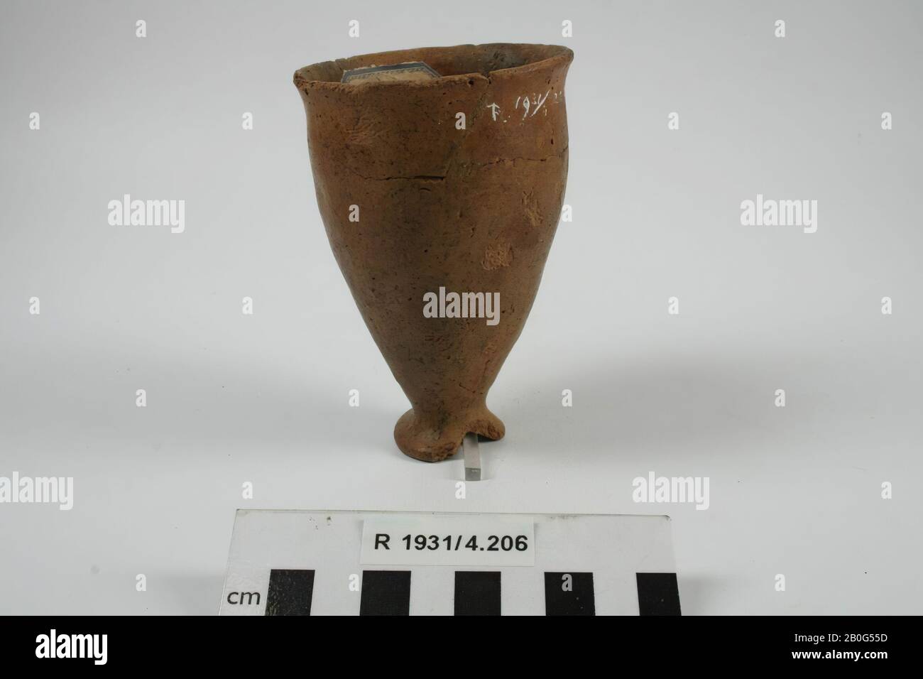 Tasse au pied de faïence jaune. Vieux jongs et ajouts, le rebord et le pied sont endommagés., coupe, faïence, h: 11.4 cm, diam.: 7 cm, préhistoire, France Banque D'Images