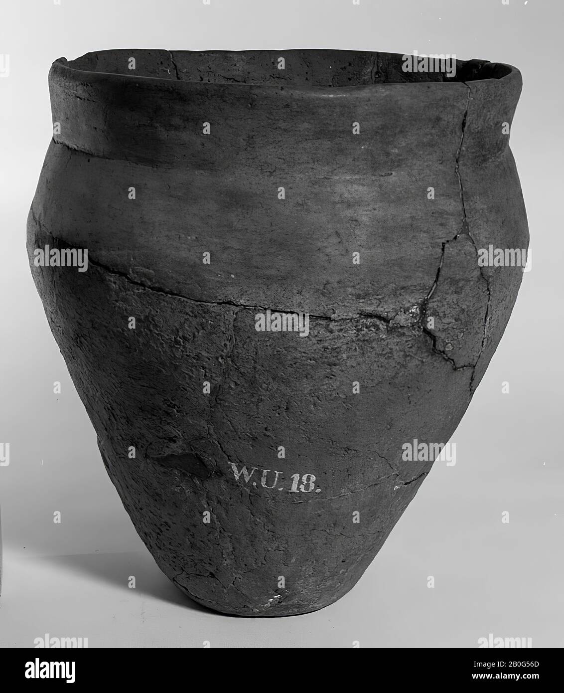 Urne de terre cuite brune, de forme mince, avec un bord vertical. Sur le ventre, sous le bord une perfection. Beaucoup de bondings et additions., Urn, faïence, h: 26,5 cm, diam.: 24 cm, préhistoire -800 Banque D'Images