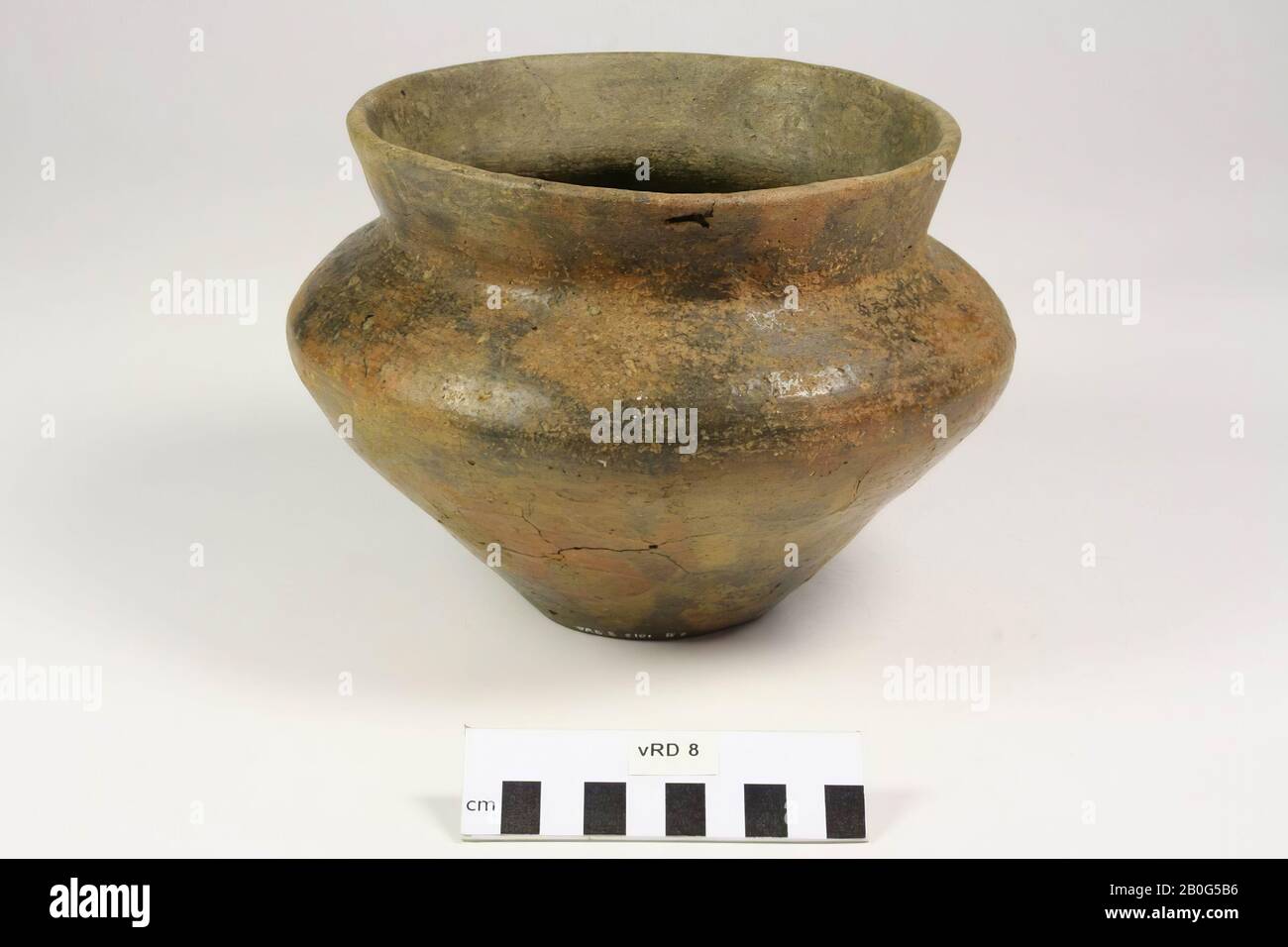 Urne de couleur brun-rouge, le ventre convexe quelque peu angulaire, le bord tranchant. Additions, quelques dommages de surface, quelques grandes fissures, urne, poterie, h: 15.4 cm, diam: 21.2 cm, préhistoire -800 Banque D'Images