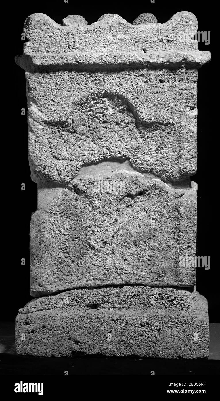 Partie centrale d'un autel avec niche. Calcaire. Ce fragment s'inscrit sous la partie supérieure en 1970 Banque D'Images