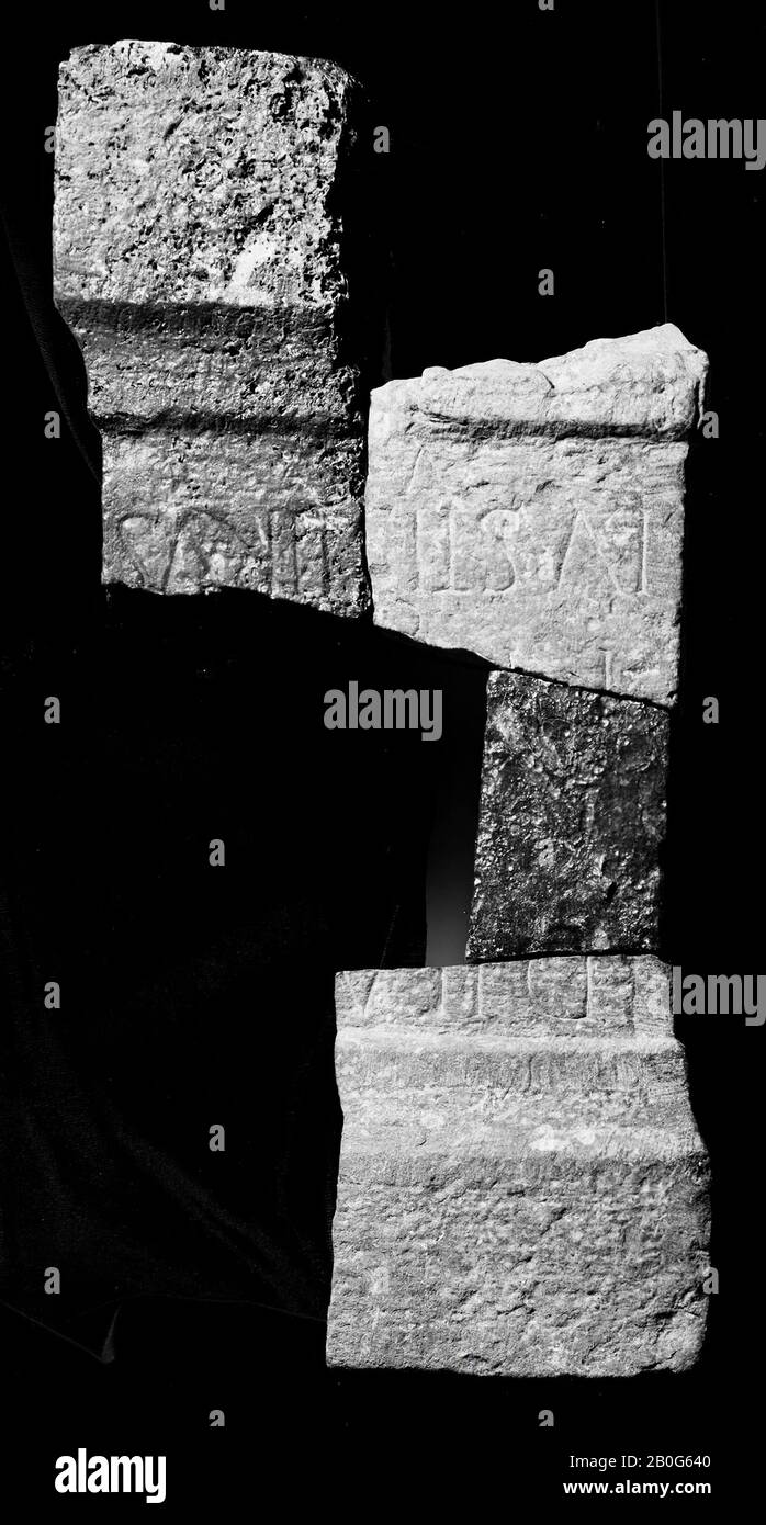 Coin supérieur gauche d'un autel ou d'un piédestal. Le calcaire du Tournai est bleu-noir. Le dessus est complètement plat, sans aucune décoration. Seule une partie de la première ligne de l'inscription a été conservée. Cela comprend probablement les fragments 109 A et B., autel, pierre, calcaire, 14 x 13,5 x 11 cm, roman 150-250, Pays-Bas, Zélande, Noord-Beveland, Colijnsplaat, Oosterschelde Banque D'Images