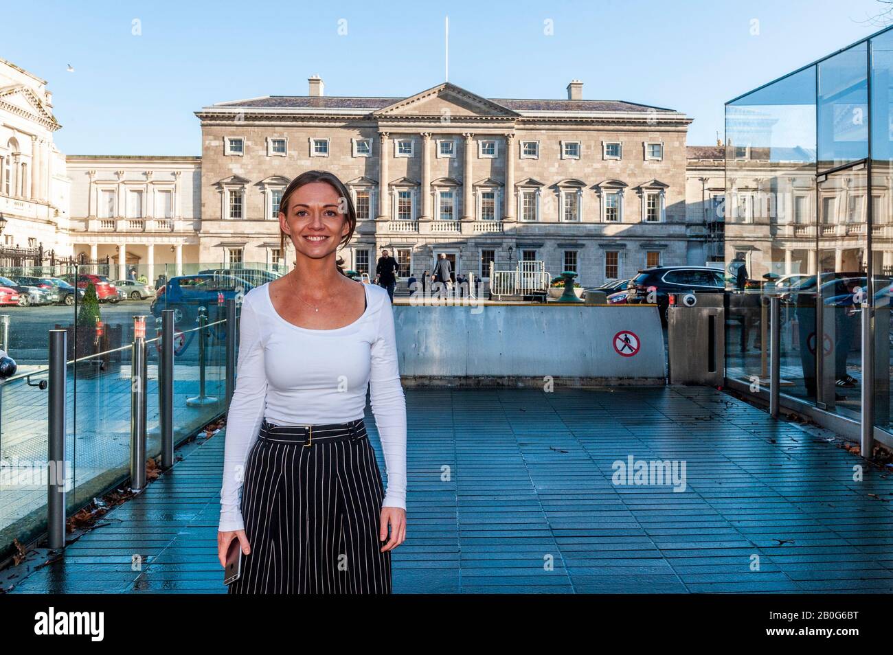 Dublin, Irlande. 20 février 2020. Holly Cairns TD (Soc Dem) à l'extérieur  de Leinster House le premier jour de la 33ème Dáil. Crédit : Andy  Gibson/Alay Live News Photo Stock - Alamy