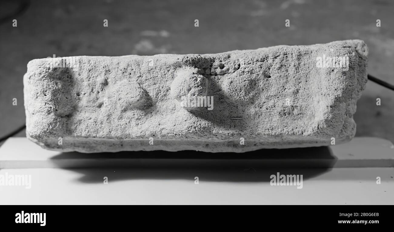 Autel. Calcaire. Restauré à partir de 2 pièces. Fissures sur les lignes de défaut. Aucune image sur le recto. Il y a un arbre des deux côtés. Le dos n'est pas décoré. Sur le mana au milieu, une pomme, gauche et droite reste d'un fruit., Autel, pierre, calcaire, 68 x 42,5 x 11,5 cm, 70 kg, romain 150-250, Pays-Bas, Zélande, Noord-Beveland , Colijnsplaat, Oosterschelde Banque D'Images