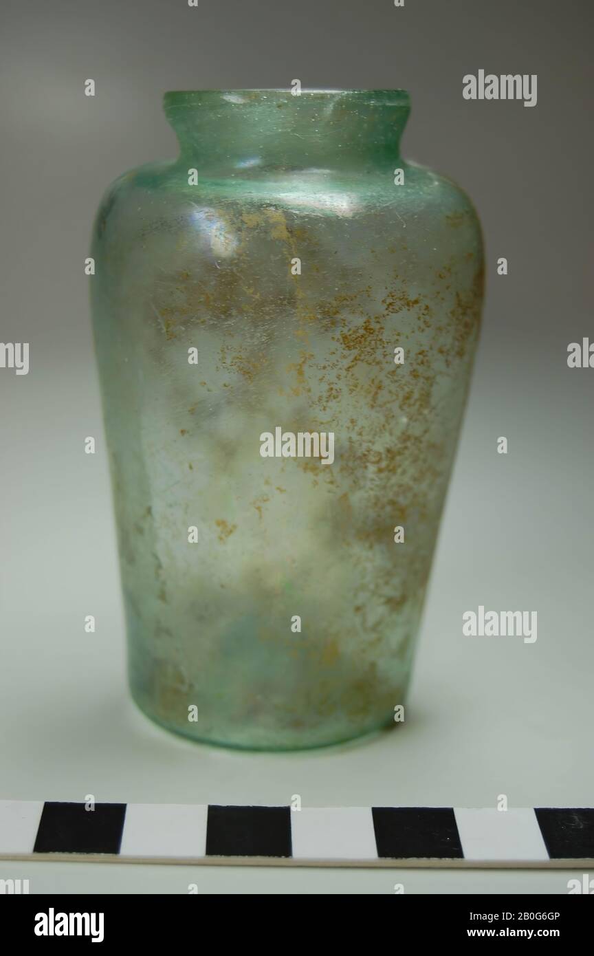 Vase en verre vert clair transparent. La marque Pétil. Le sol monte fortement. Le mur presque droit est légèrement vers le haut. Épaule plate, bas cou qui n'est pas exactement au milieu., vase, verre, 8.3 - 8.5 cm, époque romaine, Turquie Banque D'Images