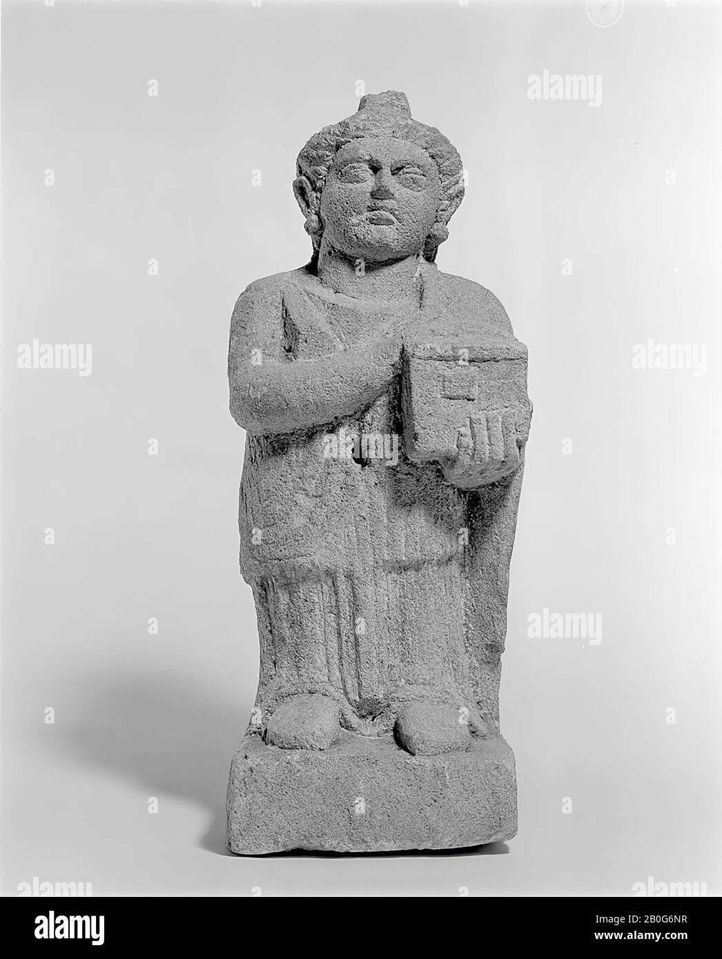 Figurine nord-africaine d'une femme faite de grès à grain grossier., Sculpture, statue votive, grès, 40,5 x 16 x 12,6 cm (6 5 Banque D'Images