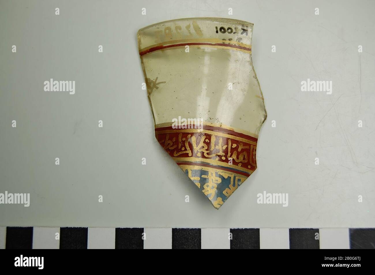 Verre avec les couleurs rouge, bleu et or. Bulles d'air dans le verre. Ancien numéro: 12287., merde, verre, 6,5 x 4 cm, romain 50-100, Egypte Banque D'Images