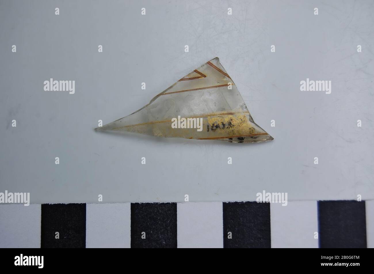 Verre avec les couleurs rouge et or. Bulles d'air dans le verre. Ancien numéro: 12287., merde, verre, 2 x 4 cm, romain 50-100, Egypte Banque D'Images