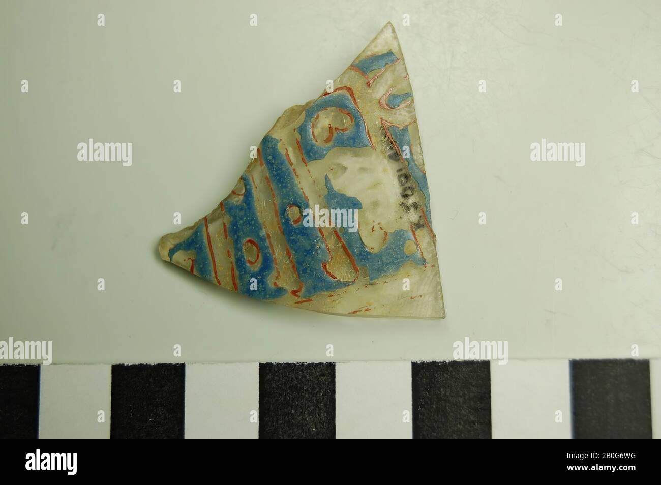 Verre avec les couleurs rouge, bleu et or. Dans les bulles d'air en verre. Ancien numéro: 12287., merde, verre, 3,5 x 4 cm, romain 50-100, Egypte Banque D'Images