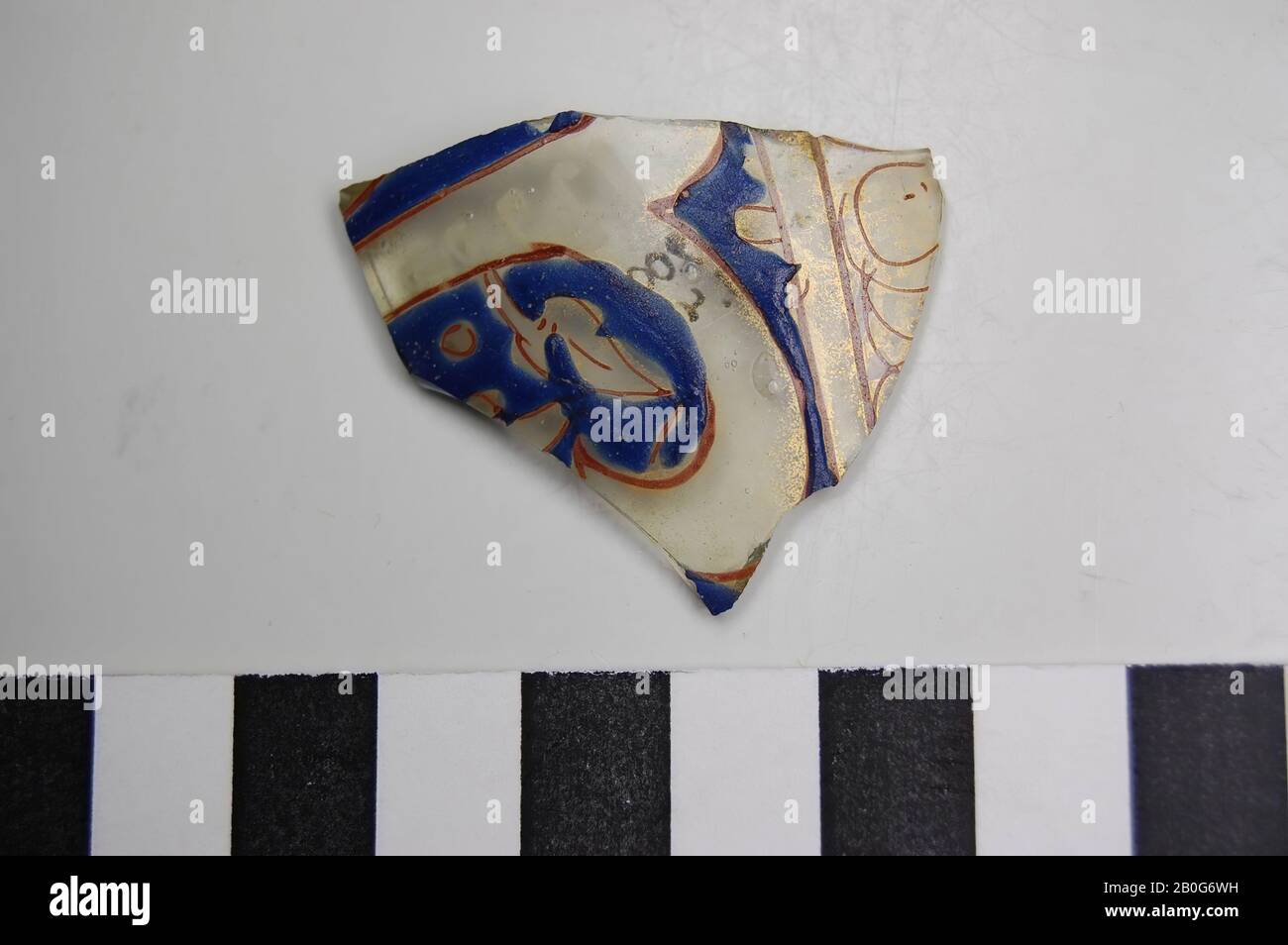 Verre avec les couleurs rouge, bleu et or. Dans les bulles d'air en verre. Ancien numéro: 12287., merde, verre, 4 x 3,5 cm, romain 50-100, Egypte Banque D'Images