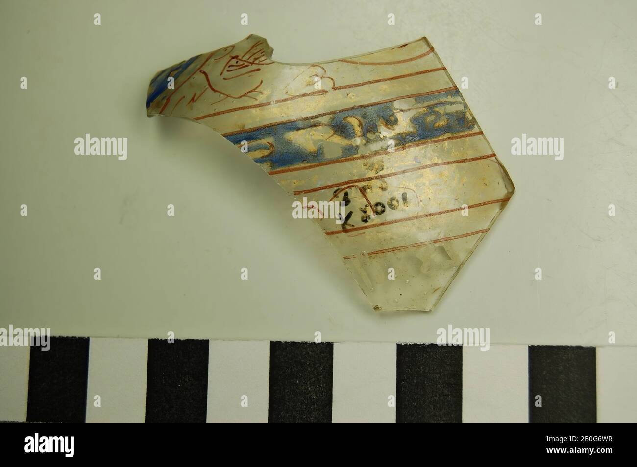 Verre avec les couleurs rouge, bleu et or. Dans les bulles d'air en verre. Ancien numéro: 12287., merde, verre, 5,5 x 5 cm, romain 50-100, Egypte Banque D'Images