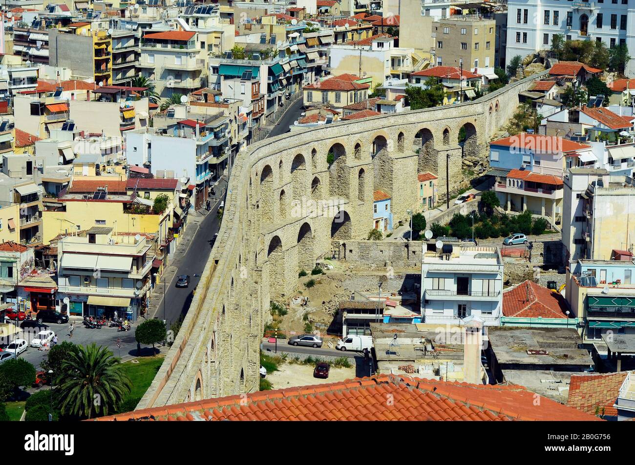 Kavala, Grèce - 13 septembre 2014 : paysage urbain avec aqueduc médiéval Kamares la ville d'Eastmacedonia Banque D'Images