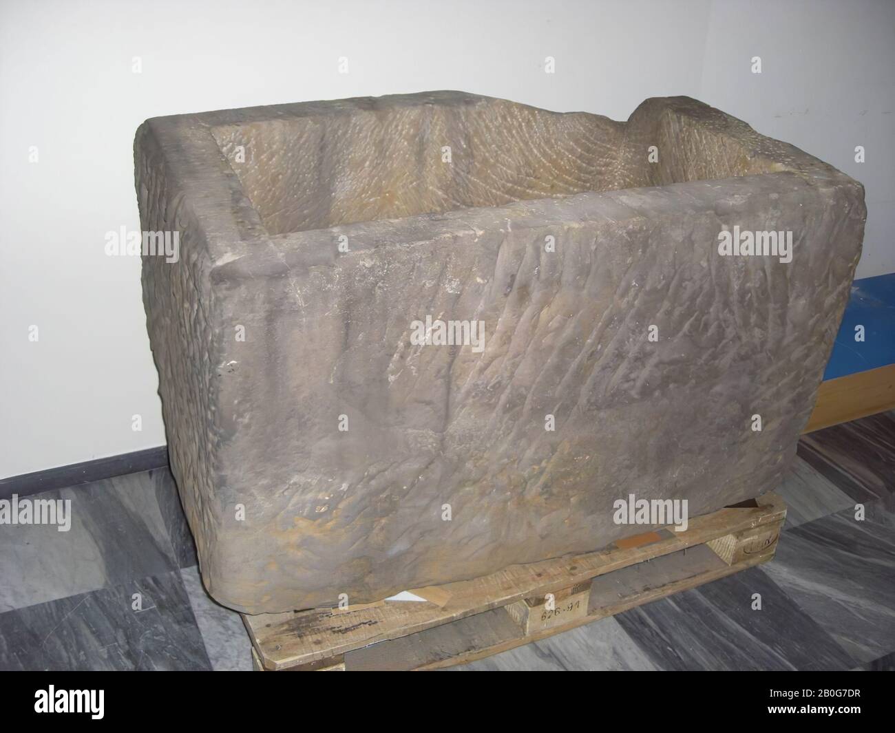 Sarcophage en grès (boîte 4) avec couvercle d'accompagnement (cassé en trois morceaux et non présent). Objets trouvés ici en 1930 Banque D'Images