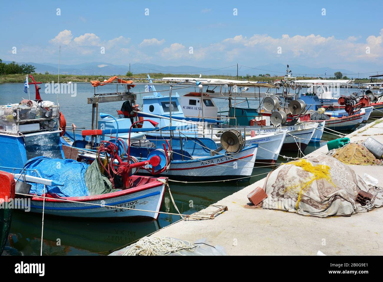 Keramoti, Grèce - 15 juin 2017 : bateaux de pêche dans le port du village de Macédoine-est Banque D'Images