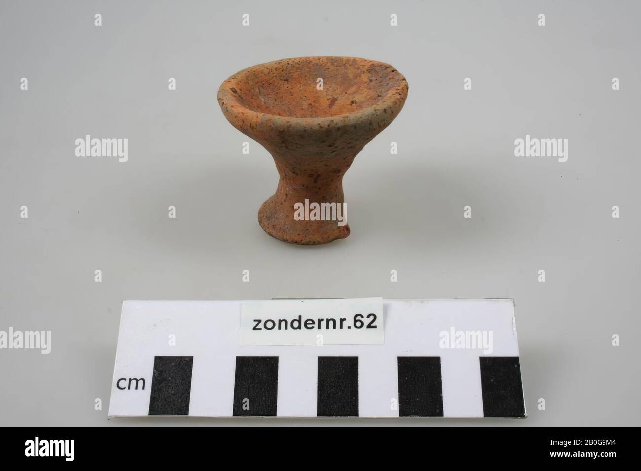 Bol sur base haute de faïence. Une partie du pied est manquante, une partie du bord est manquante., bol, faïence, h: 4,8 cm, diam.: 5,7 cm, préhistoire, Pays-Bas, Gueldre, Brummen, Brummen Banque D'Images