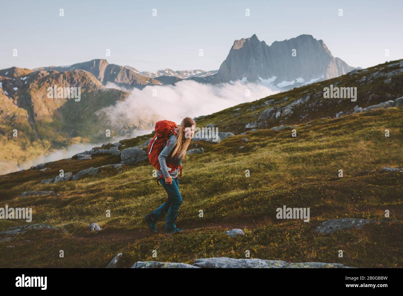 Femme voyageur alpinisme avec sac à dos aventure solo voyage sain style de vie actif vacances d'été randonnée explorer la Norvège Banque D'Images