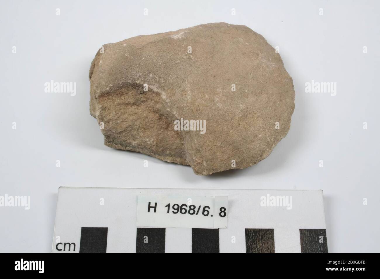 Grande sortie d'une pierre à rouleaux, quartzite blanche, à peu près ronde, sortie, pierre, quartzite, 8,5 x 7,3 x 2,8 cm, préhistoire, Afrique du Sud Banque D'Images