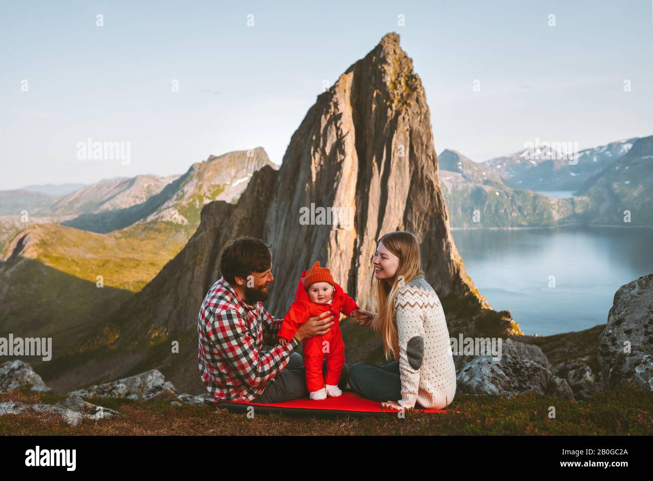 Bébé avec parents famille voyage vie mère et père avec enfant en Norvège camping en montagne aventure vacances Sega Peak View durable t Banque D'Images
