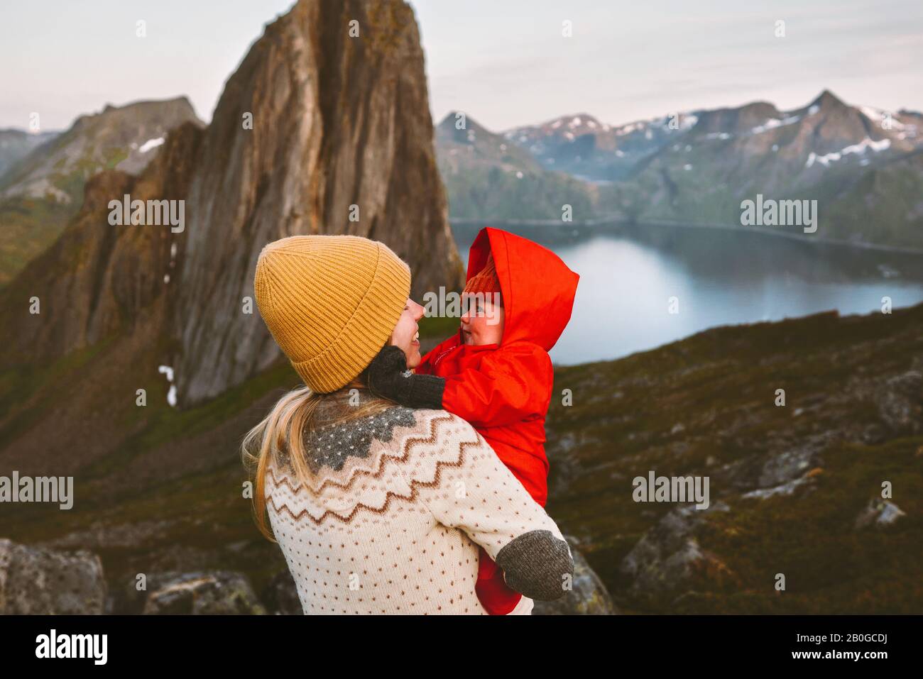 Mère et bébé famille voyageant en montagne randonnée mode de vie sain maman et enfant ensemble vacances actives voyage en plein air en Norvège Banque D'Images