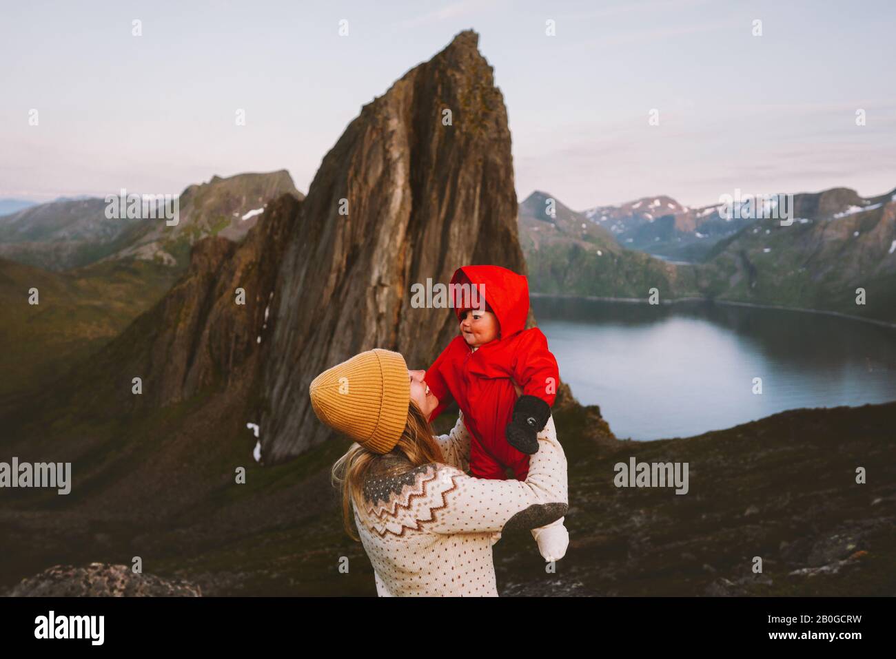 Mère tenant bébé famille voyage vacances dans les montagnes Norvège randonnée ensemble actif sain style de vie femme et enfant plein air heureux émotions Segl Banque D'Images