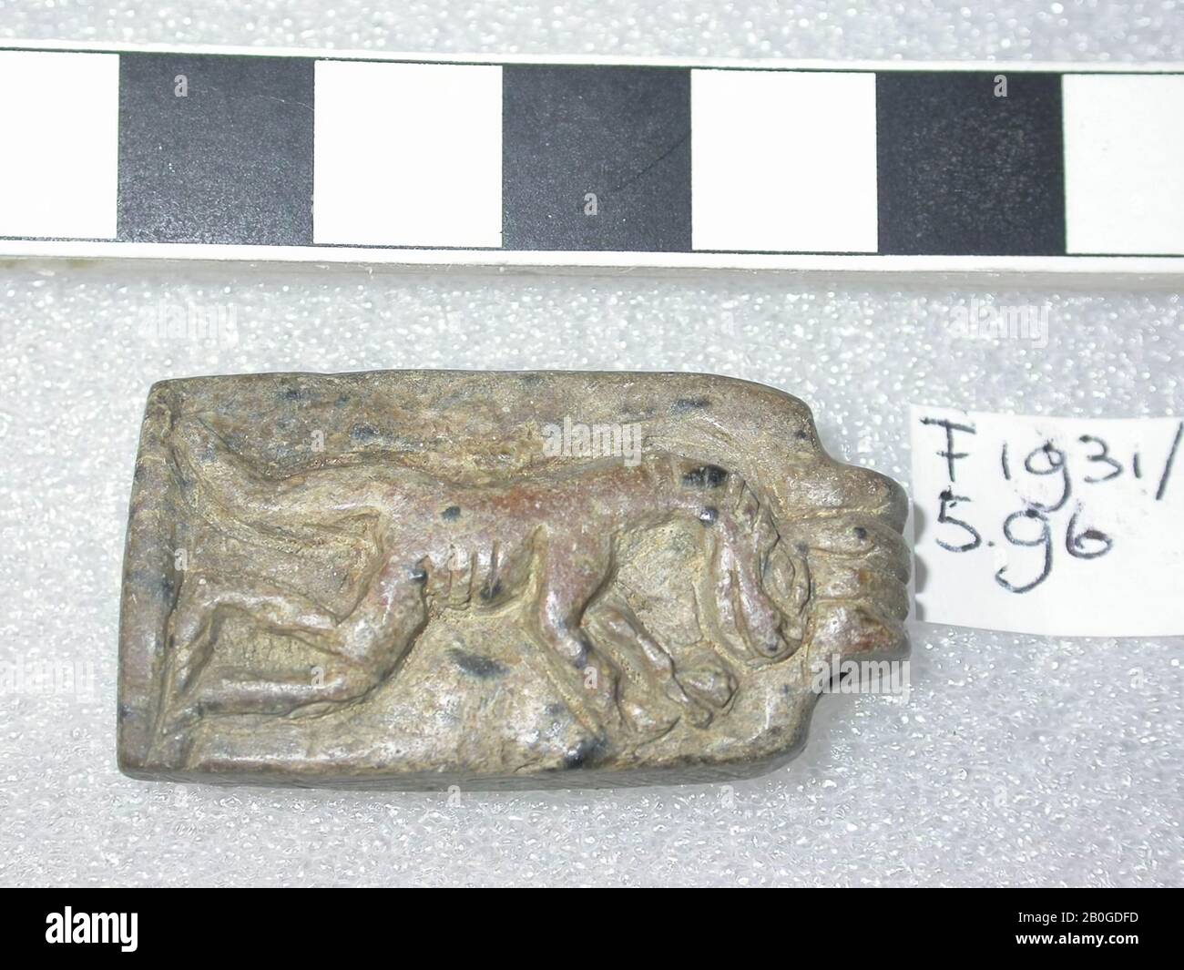 Relief, Dieu déca, tête de serpent, queue, amulette, animal, pierre (marron), 4,2 cm, Egypte Banque D'Images