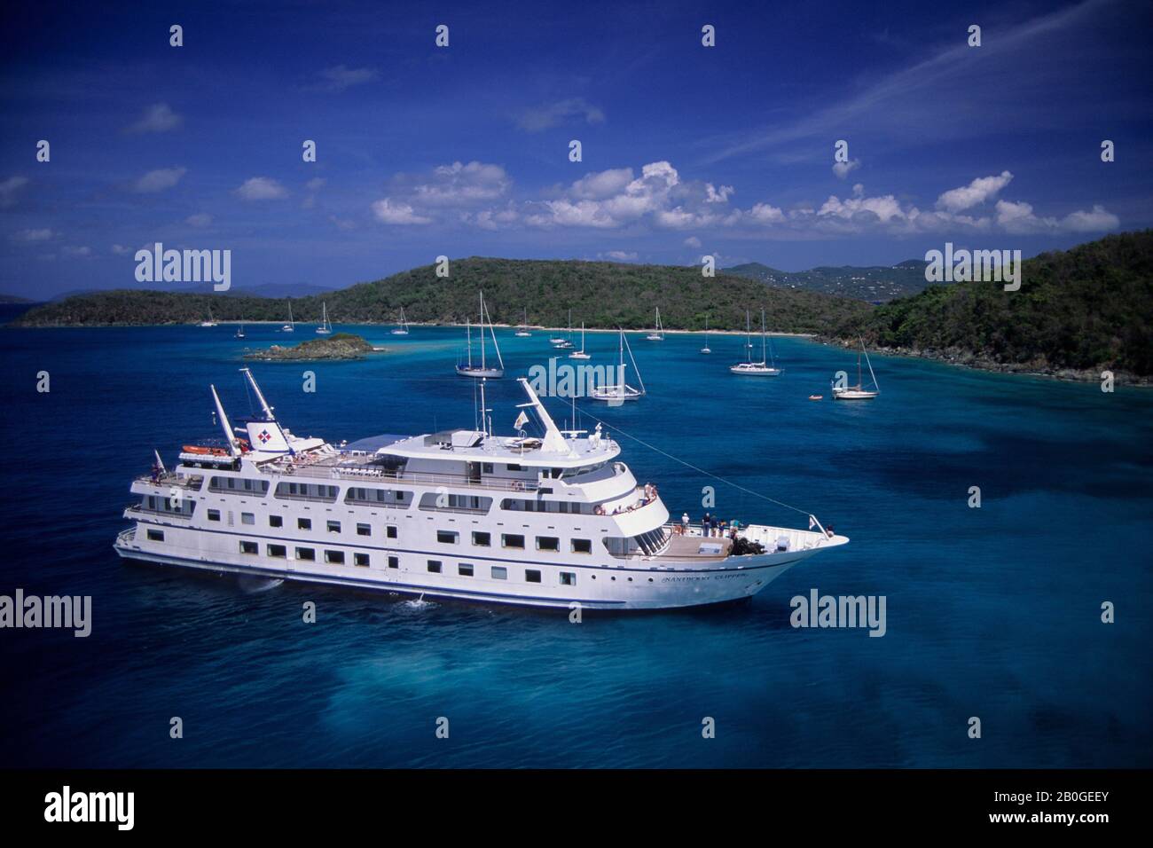 ÎLE VIRGIN DES ÉTATS-UNIS, VUE AÉRIENNE DU BATEAU DE CROISIÈRE NANTUCKET CLIPPER, CHRISTMAS COVE Banque D'Images