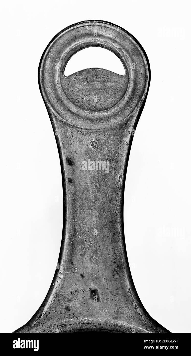 Casserole en bronze avec tige profilée étroite au milieu, se terminant par  un disque rond légèrement profilé avec trou en forme de croissant au  centre. Joli mur raide, légèrement incurvé avec un