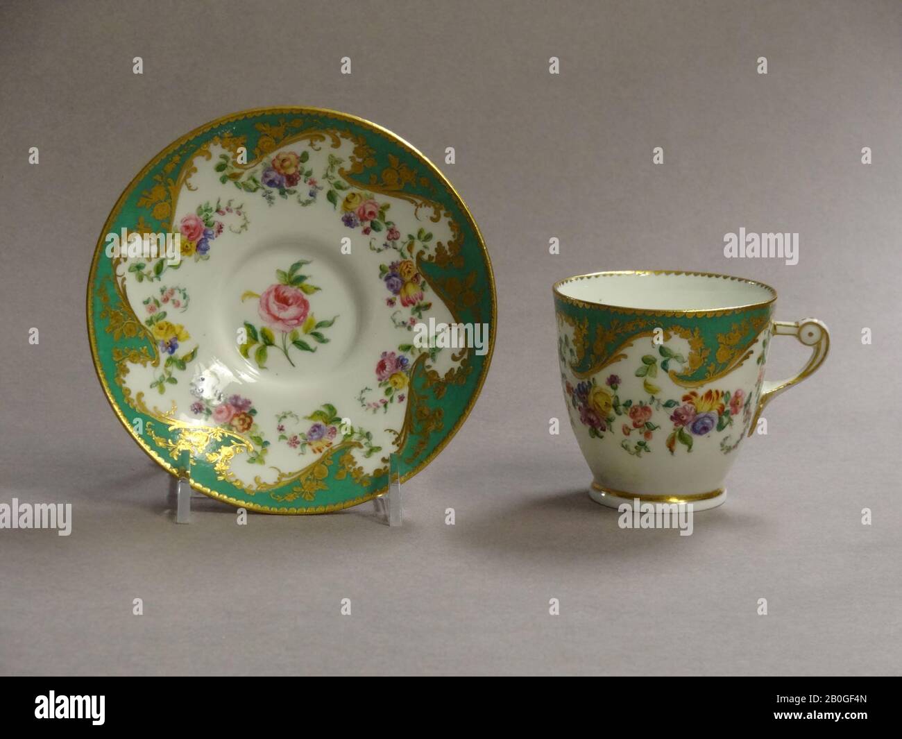 Usine de manufacture de porcelaine Sèvres, française, 1756–présente, tasse et soucoupe, 1763, porcelaine à pâte souple, tasse : 2 13/16 x 2 11/16 po. (7,1 x 6,8 cm Banque D'Images