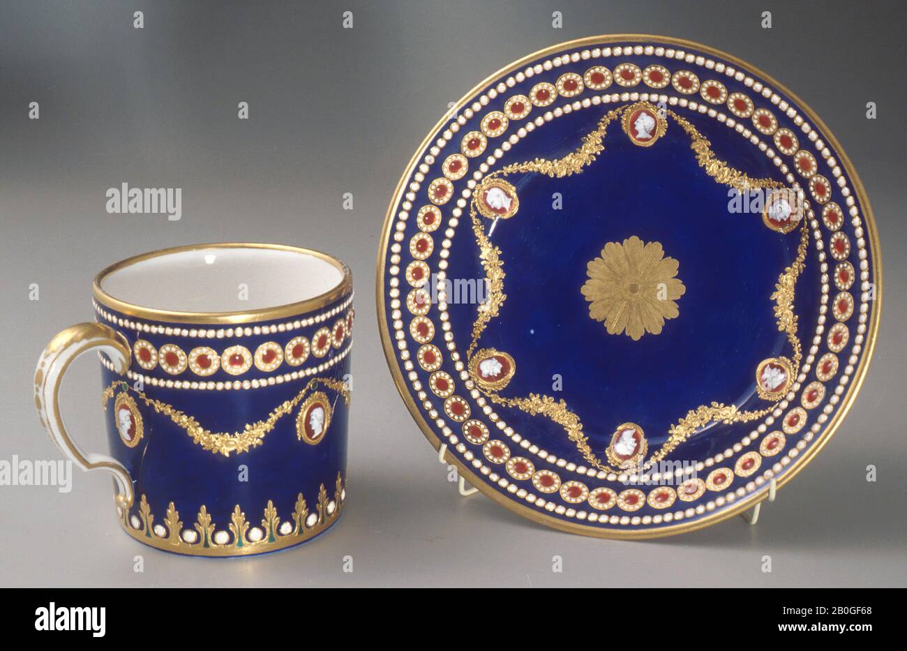 Usine de manufacture de porcelaine Sèvres, française, 1756–présente, tasse et soucoupe, 1780, porcelaine à pâte souple, tasse : 2 7/8 x 3 po. (7,3 x 7,6 cm Banque D'Images