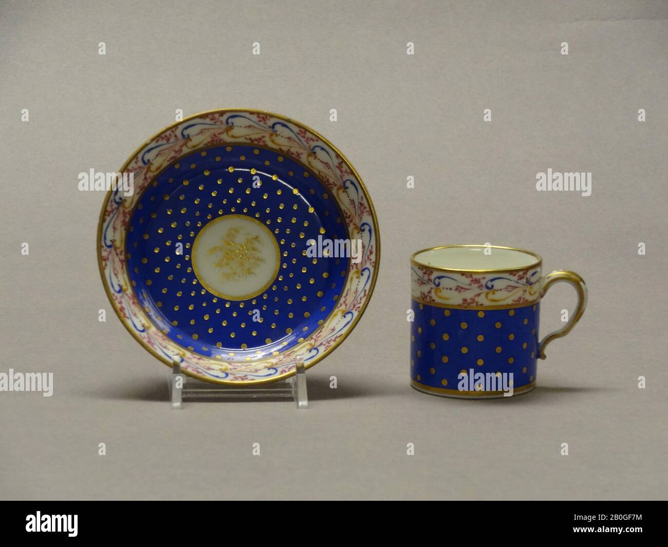 Usine de manufacture de porcelaine de Sèvres, française, 1756–présente, petite tasse et soucoupe, 1787, porcelaine à pâte souple, tasse : 2 × 2 po. (5,1 × 5,1 cm Banque D'Images