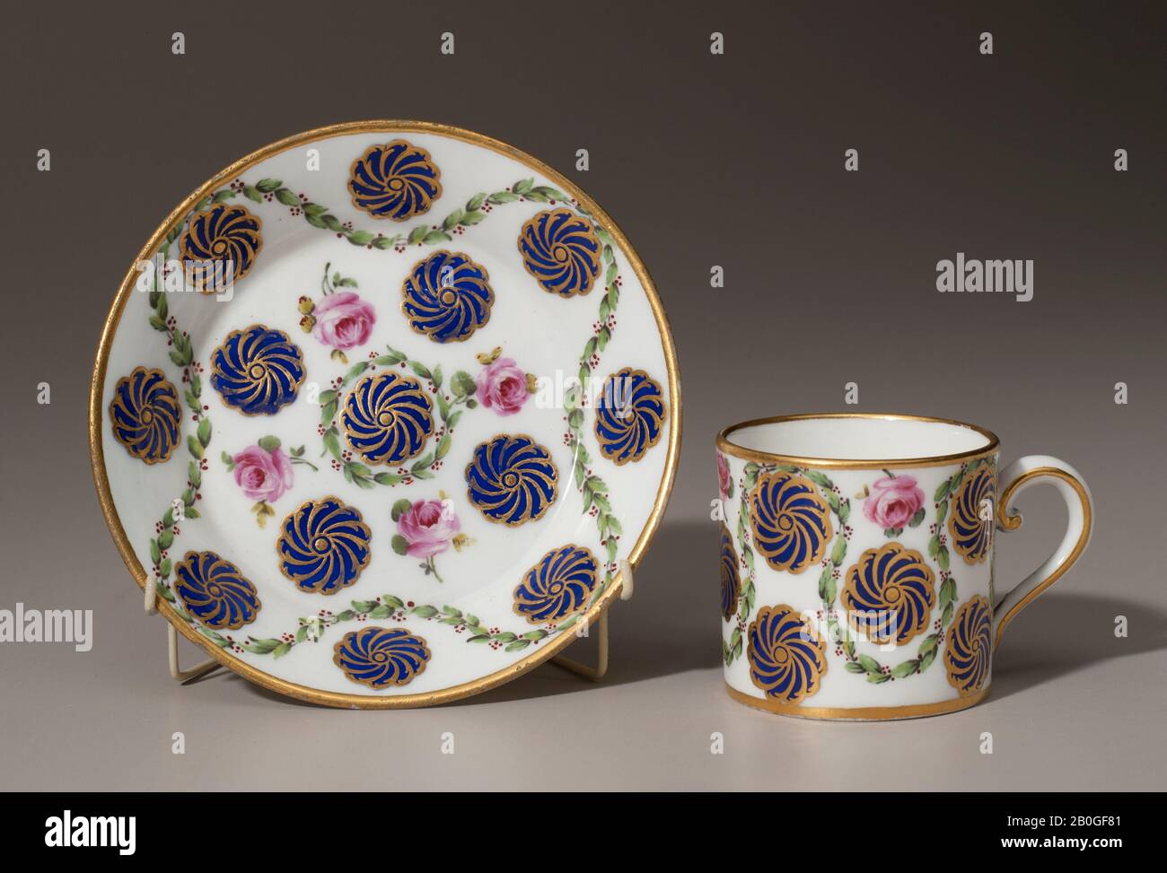 Usine de manufacture de porcelaine de Sèvres, française, 1756–présente, petite tasse et soucoupe, 1770, porcelaine à pâte souple, hauteur de la tasse : 1 13/16 (4,6 cm); diamètre : 2 po. (5,1 cm Banque D'Images