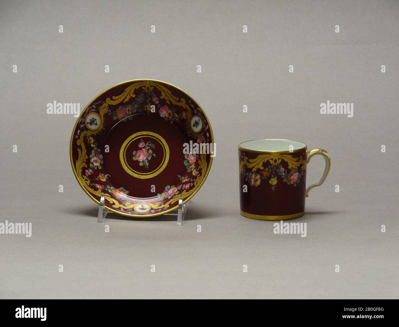 Usine de manufacture de porcelaine Sèvres, française, 1756–présente, tasse et soucoupe, 1781, porcelaine pâte dure, tasse : 2 1/4 x 2 3/8 po. (5,7 x 6 cm Banque D'Images