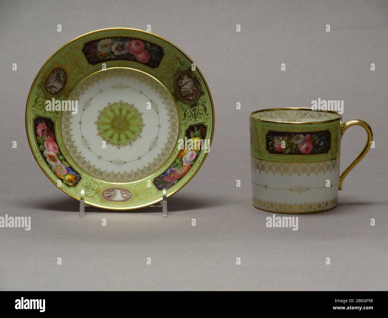 Usine de manufacture de porcelaine Sèvres, française, 1756–présente, tasse et soucoupe, 1847, porcelaine pâte dure, tasse : 3 x 2 15/16 po. (7,6 x 7,5 cm Banque D'Images