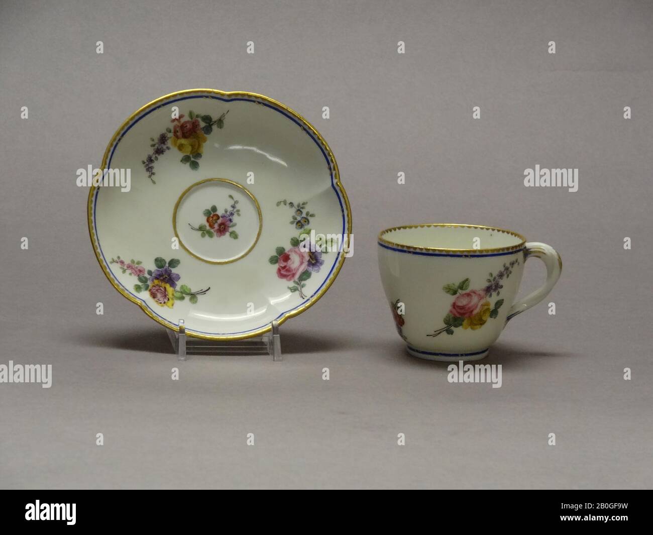 Usine de manufacture de porcelaine Sèvres, française, 1756–présente, tasse et soucoupe, 1765, porcelaine à pâte souple, tasse : 2 7/8 x 2 3/8 po. (7,3 x 6 cm Banque D'Images