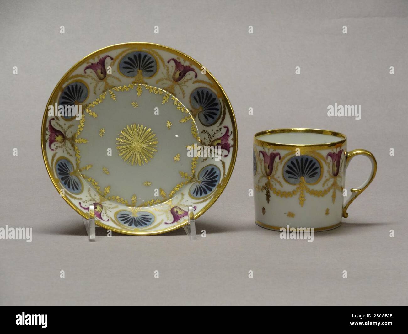 Usine de manufacture de porcelaine Sèvres, française, 1756–présente, tasse et soucoupe, 1780–90, porcelaine à pâte souple, tasse : 2 1/2 x 2 3/8 po. (6,4 x 6 cm Banque D'Images