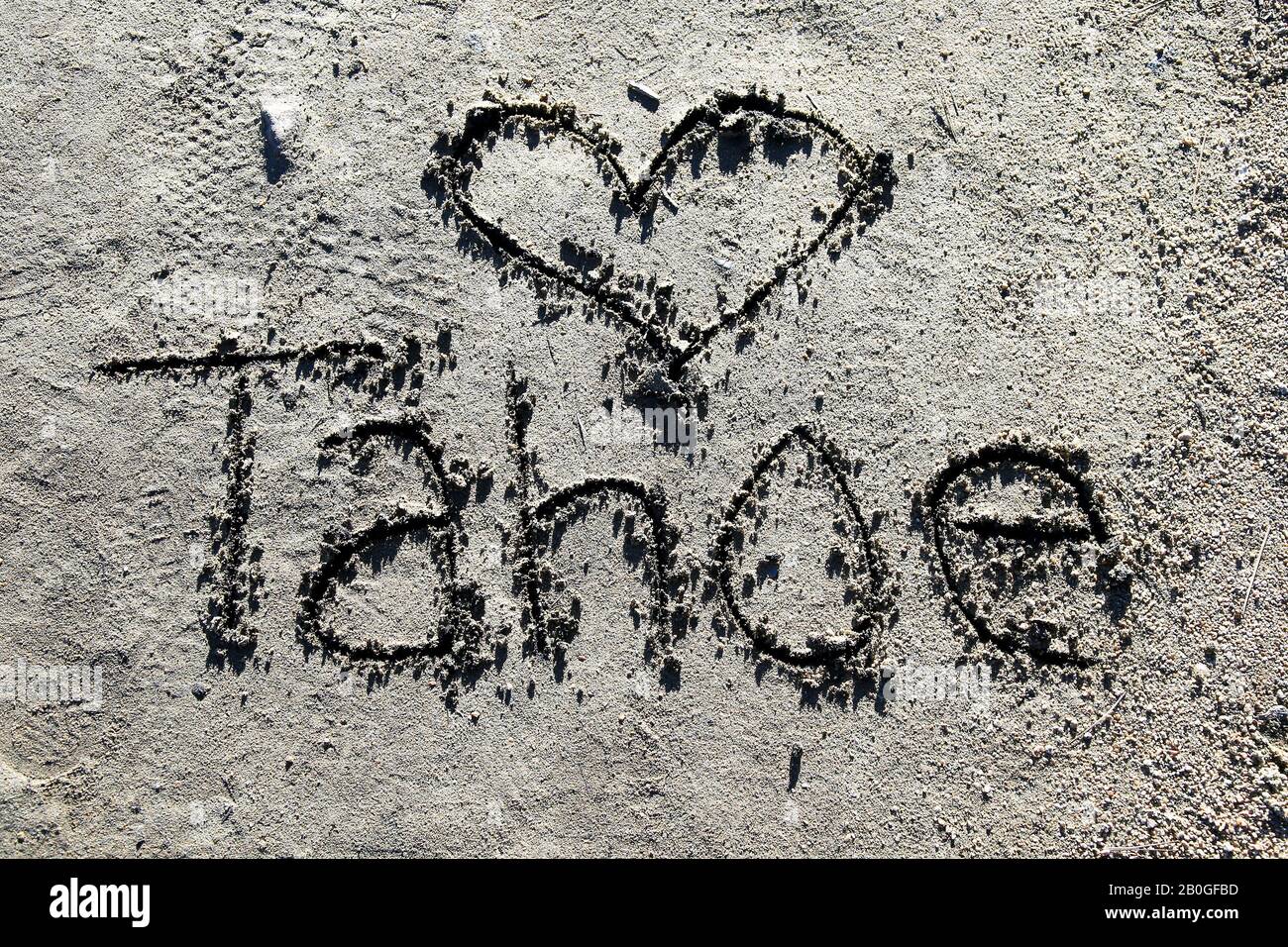 Forme HART dessinée dans le sable. South Shore, Lac Tahoe. Banque D'Images