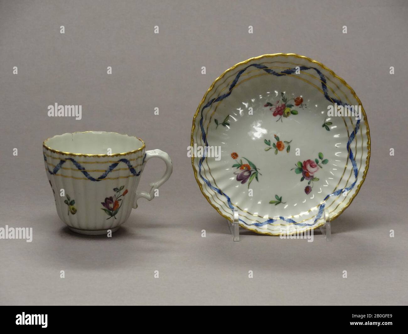 Sèvres style, tasse et soucoupe, XIXe siècle, porcelaine à pâte dure, tasse: 2 7/8 x 2 1/2 po. (7,3 x 6,4 cm Banque D'Images