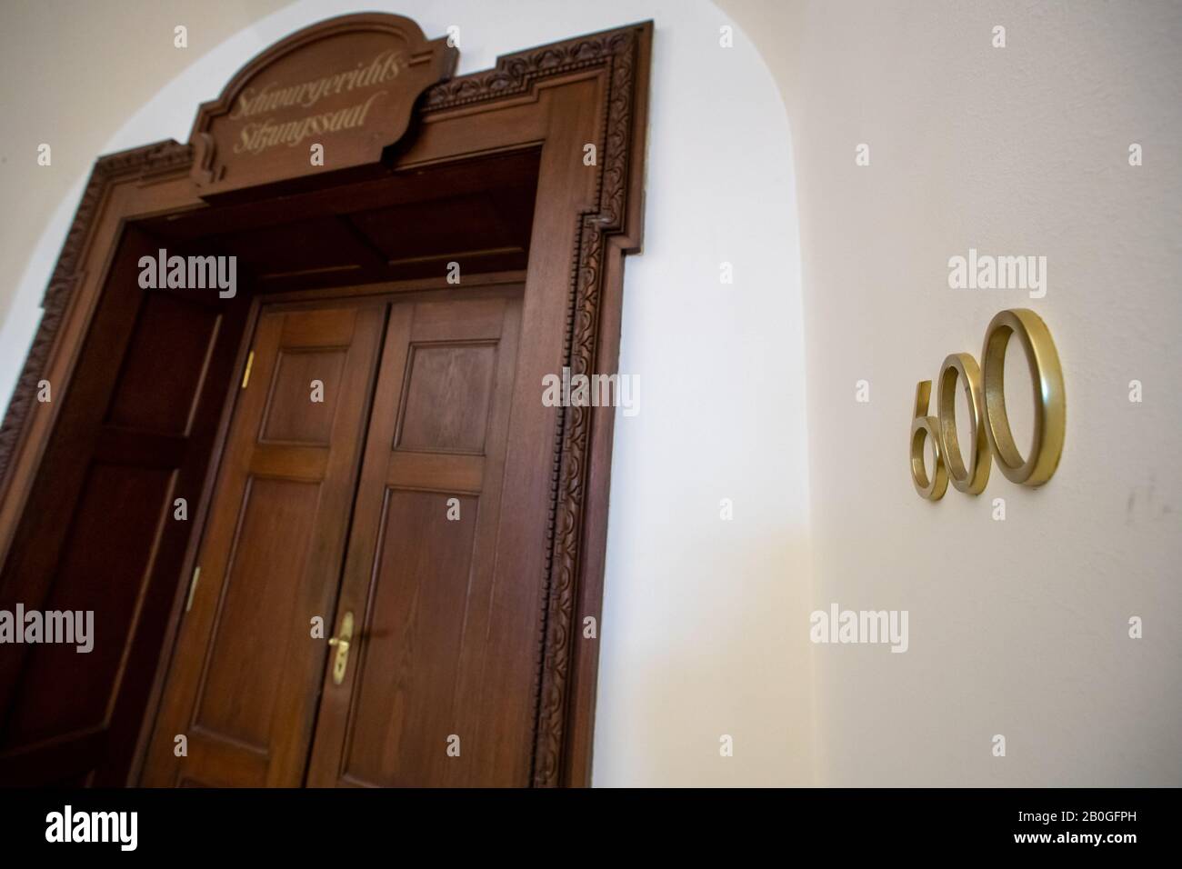 Nuremberg, Allemagne. 20 février 2020. Le numéro 600 est écrit sur le mur à côté de la porte d'entrée de la salle d'audience 600 dans la cour régionale de Nuremberg-Fürth. Les procès pour crimes de guerre de Nuremberg et de nombreux films l'ont rendu célèbre dans le monde entier. Le 20 février, le jugement définitif y a été rendu. Crédit: Daniel Karmann/Dpa/Alay Live News Banque D'Images