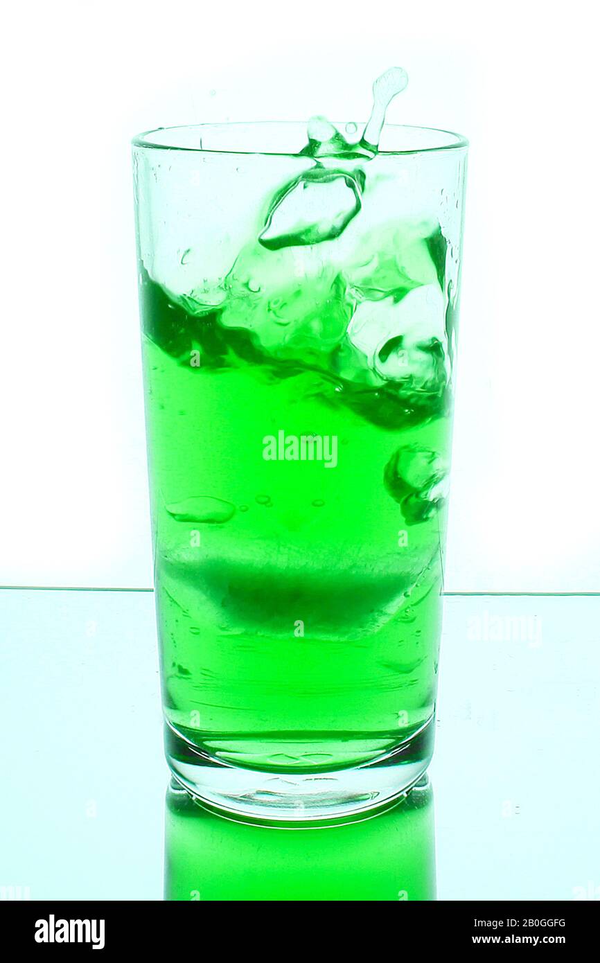 boisson rafraîchissante aromatisée aux fruits verts avec de la glace Banque D'Images
