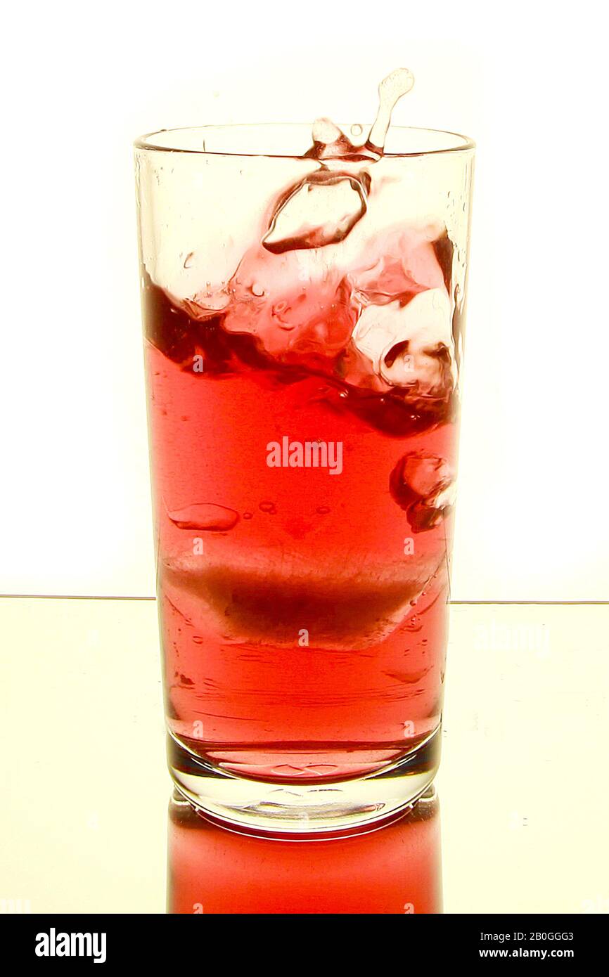 boisson rafraîchissante aromatisée aux fruits rouges avec de la glace Banque D'Images