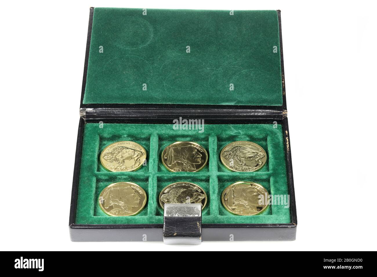 1 once de pièces de monnaie en lingots d'or d'American Buffalo dans une boîte à pièces isolée sur fond blanc Banque D'Images