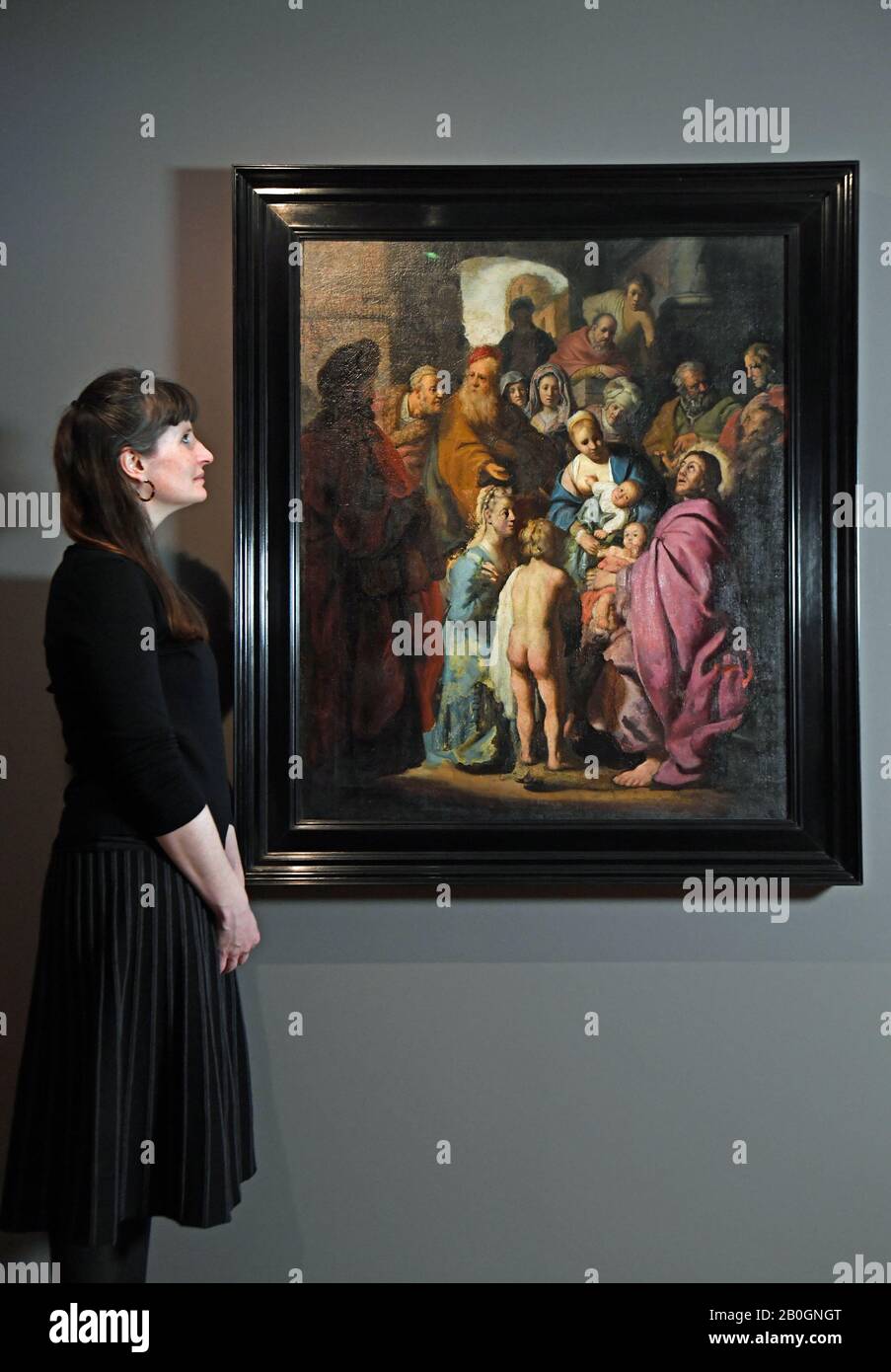 Un maître d'art regarde "Laissez Les Petits enfants Venir à moi", un Rembrandt nouvellement découvert, au musée Ashmoléan d'Oxford. Banque D'Images