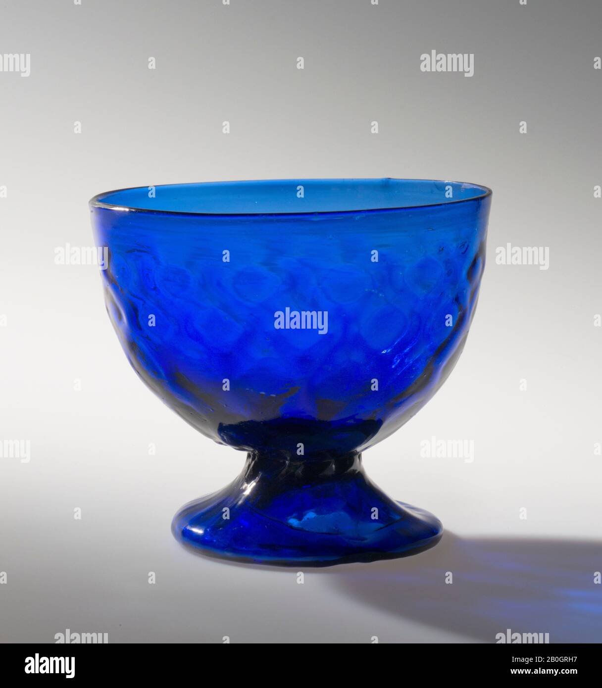 Inconnu, Sugar Bowl, 1800–40, verre bleu Cobalt, hauteur : 3 5/8 in. (9,2 cm Banque D'Images