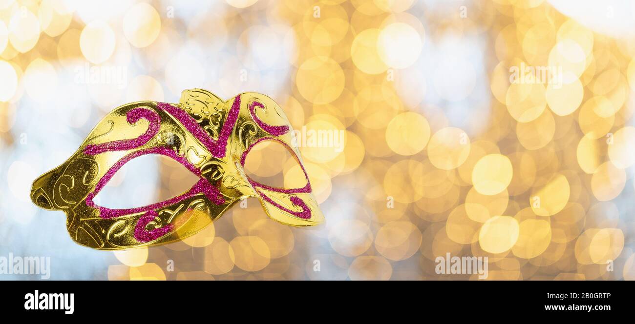 Masque carnaval doré sur fond bokeh Banque D'Images