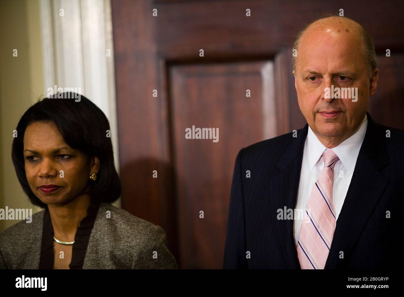 Washington, D.C. - 5 janvier 2007 -- la secrétaire d'État des États-Unis Condoleezza Rice et le directeur du renseignement national (DNI) John Negroponte écoutent comme le président américain George W. Bush annonce que Mike McConnell remplacera Negroponte comme DNI. Negroponte deviendra la sous-secrétaire d'État de Condoleezza Rice. Crédit: Jay L. Clendenin - piscine via CNP / MediaPunch Banque D'Images