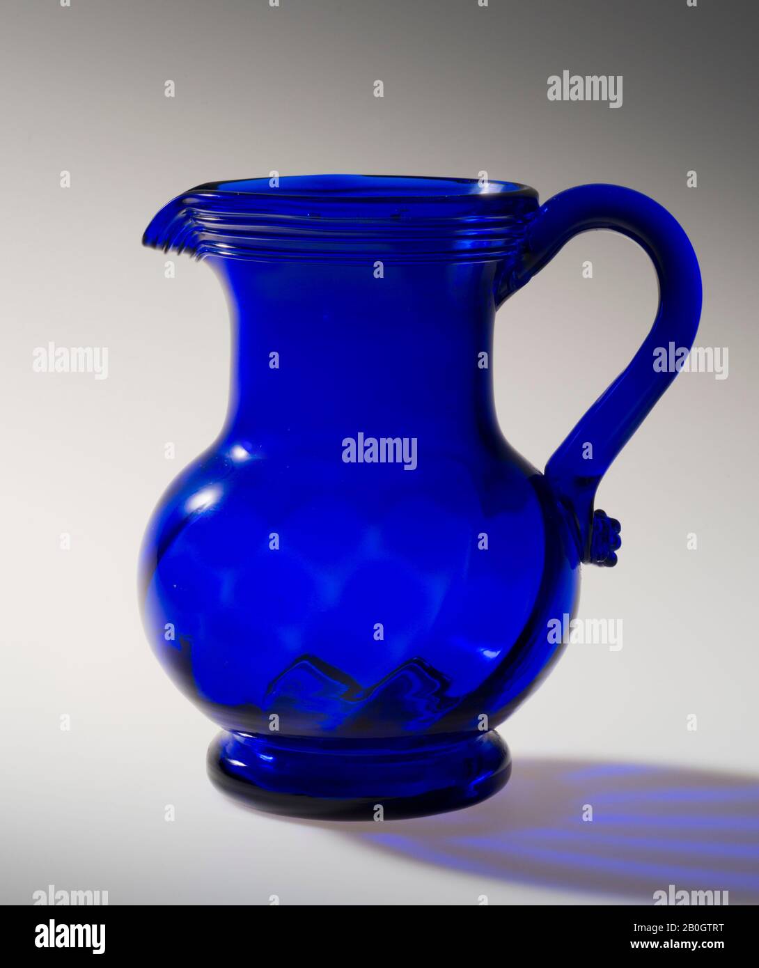 Maker inconnu, Pitcher, c. 1820–40, verre bleu Cobalt, hauteur : 5 3/8 in. (13,7 cm Banque D'Images