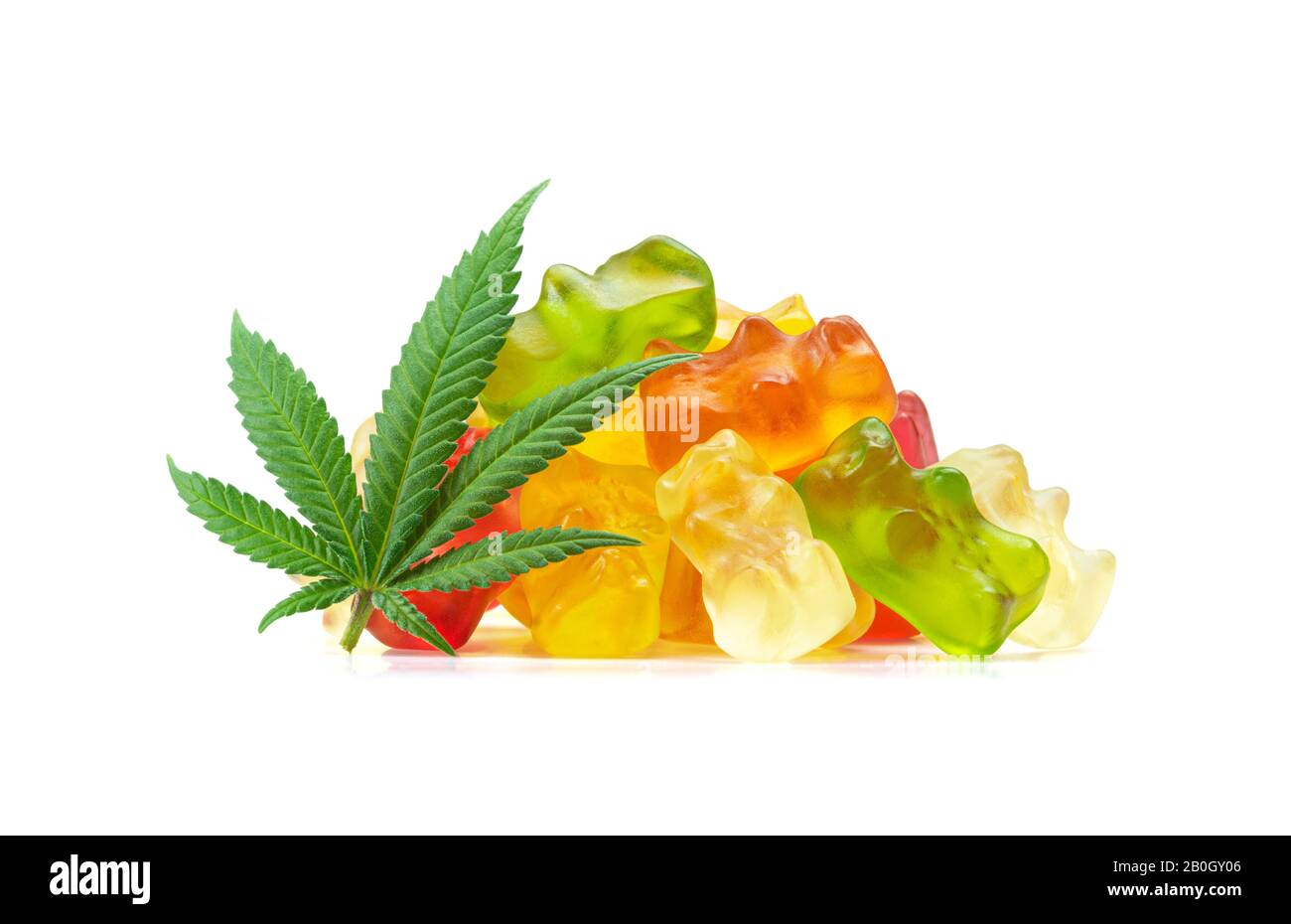 Ours gommanique marijuana médicale Edibles, Bonbons Perfusés avec CBD ou THC, avec feuilles de cannabis isolées sur fond blanc Banque D'Images
