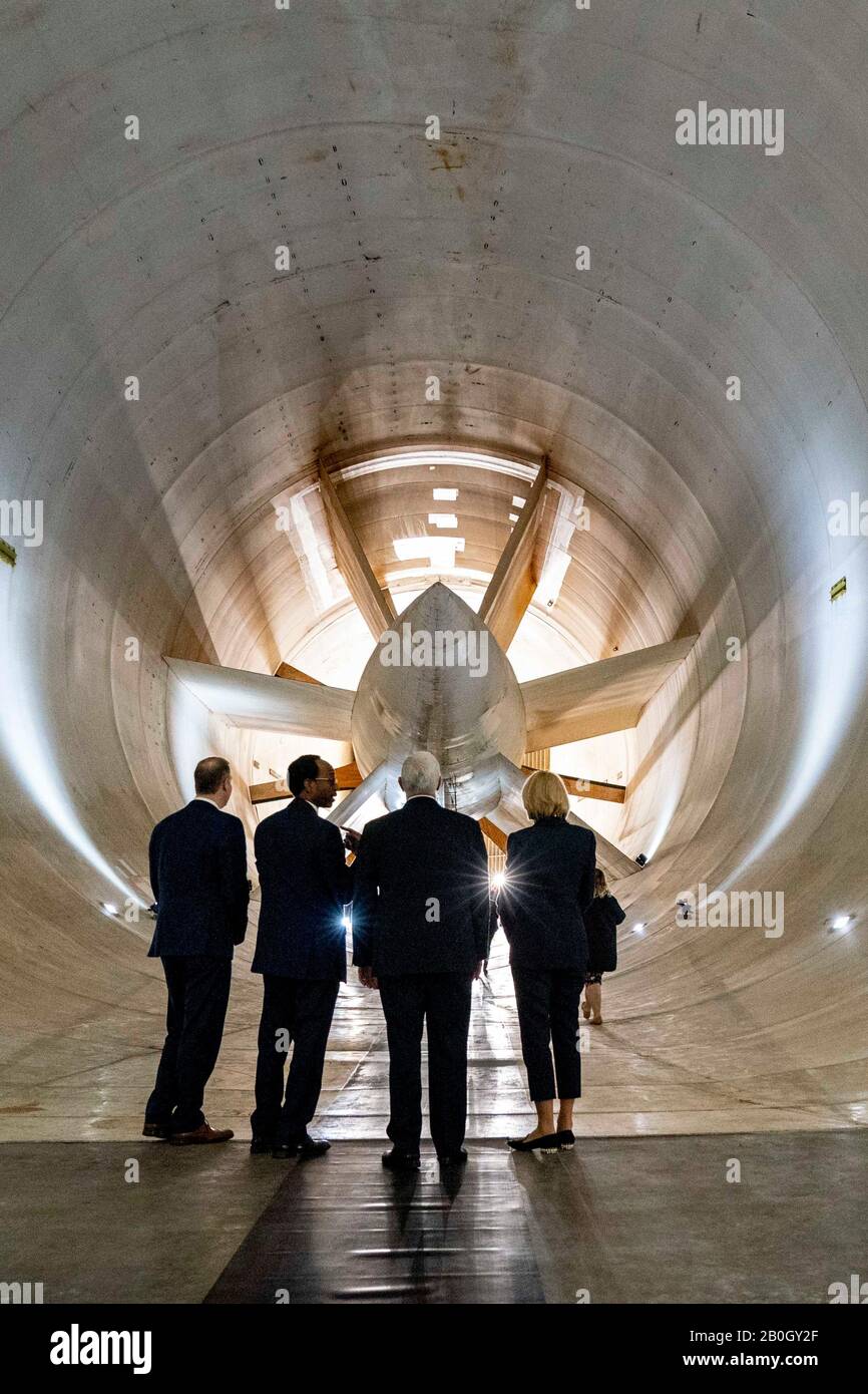 Hampton Roads, États-Unis. 19 Février 2020. Mike Pence, vice-président des États-Unis, lors d'une visite de la centrale d'essai du tunnel éolien au Centre de recherche Langley de la NASA le 19 février 2020 à Hampton, en Virginie. Crédit: D. Myles Cullen/White House Photo/Alay Live News Banque D'Images